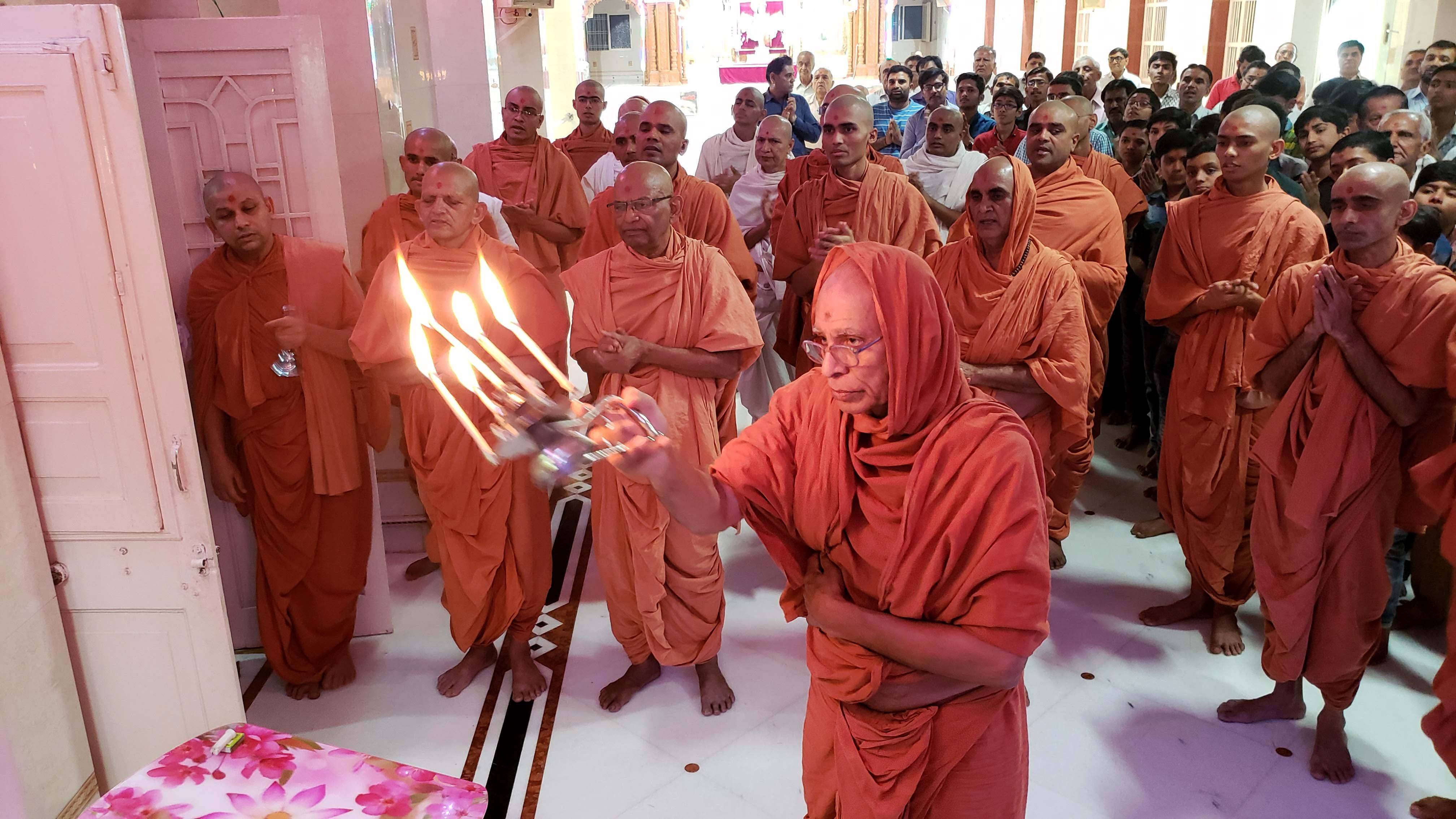 Chopda Pujan & Hanuman Jayanti Aarti - Rajkot Gurukul | Swaminarayan ...