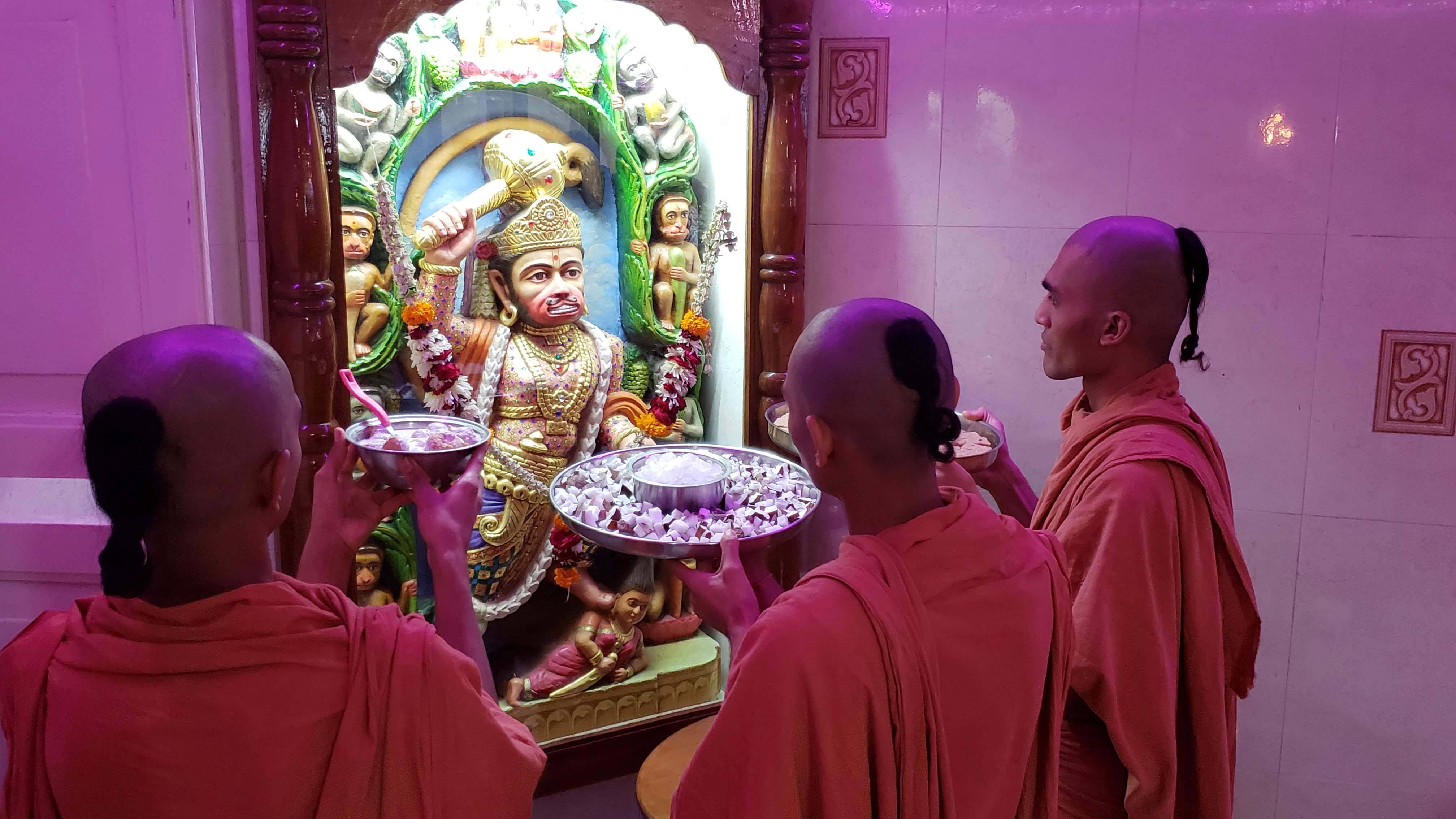 Chopda Pujan & Hanuman Jayanti Aarti - Rajkot Gurukul | Swaminarayan ...